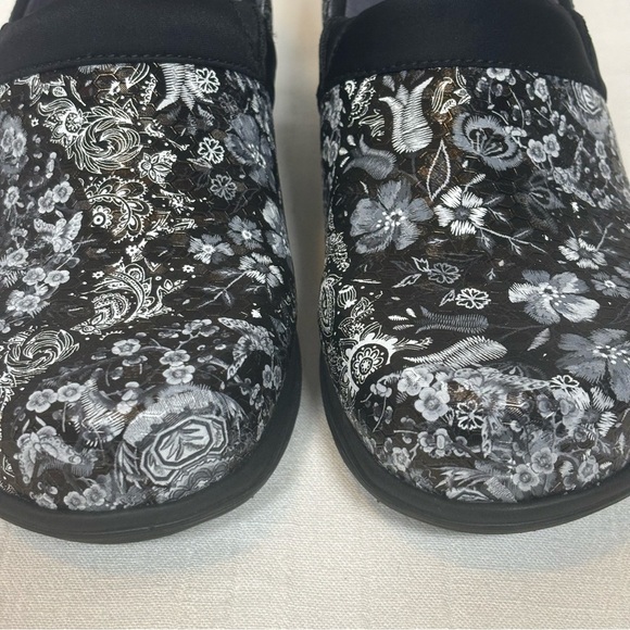 SoftWalk Meredith Sport Clogs-Black/White Floral Pattern-Women Size 8 - Picture 2 of 10